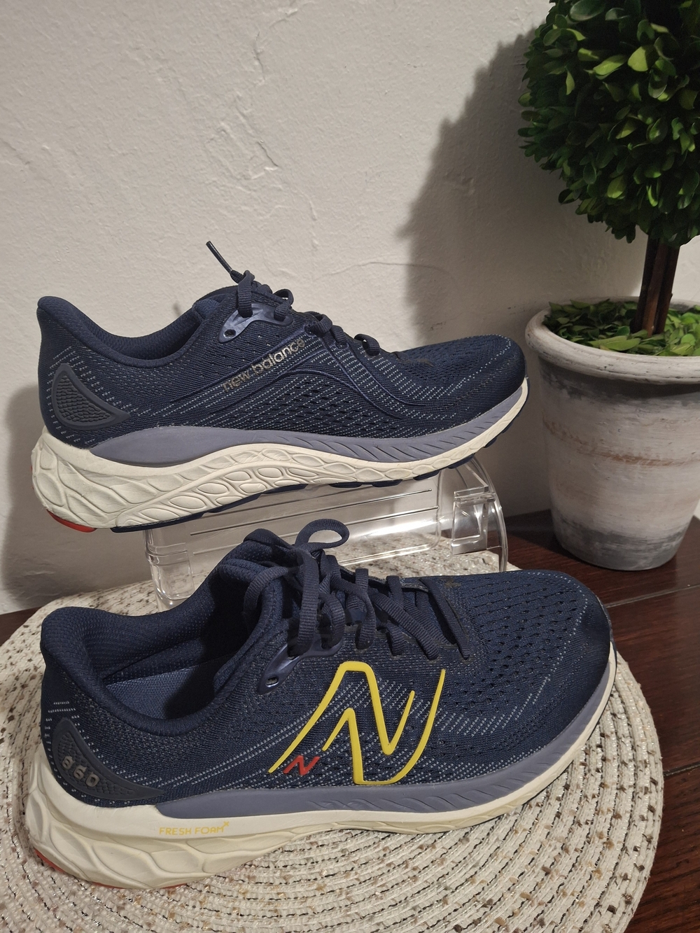 Unisex New Balance navy running sneakers Size 9M/10.5W.